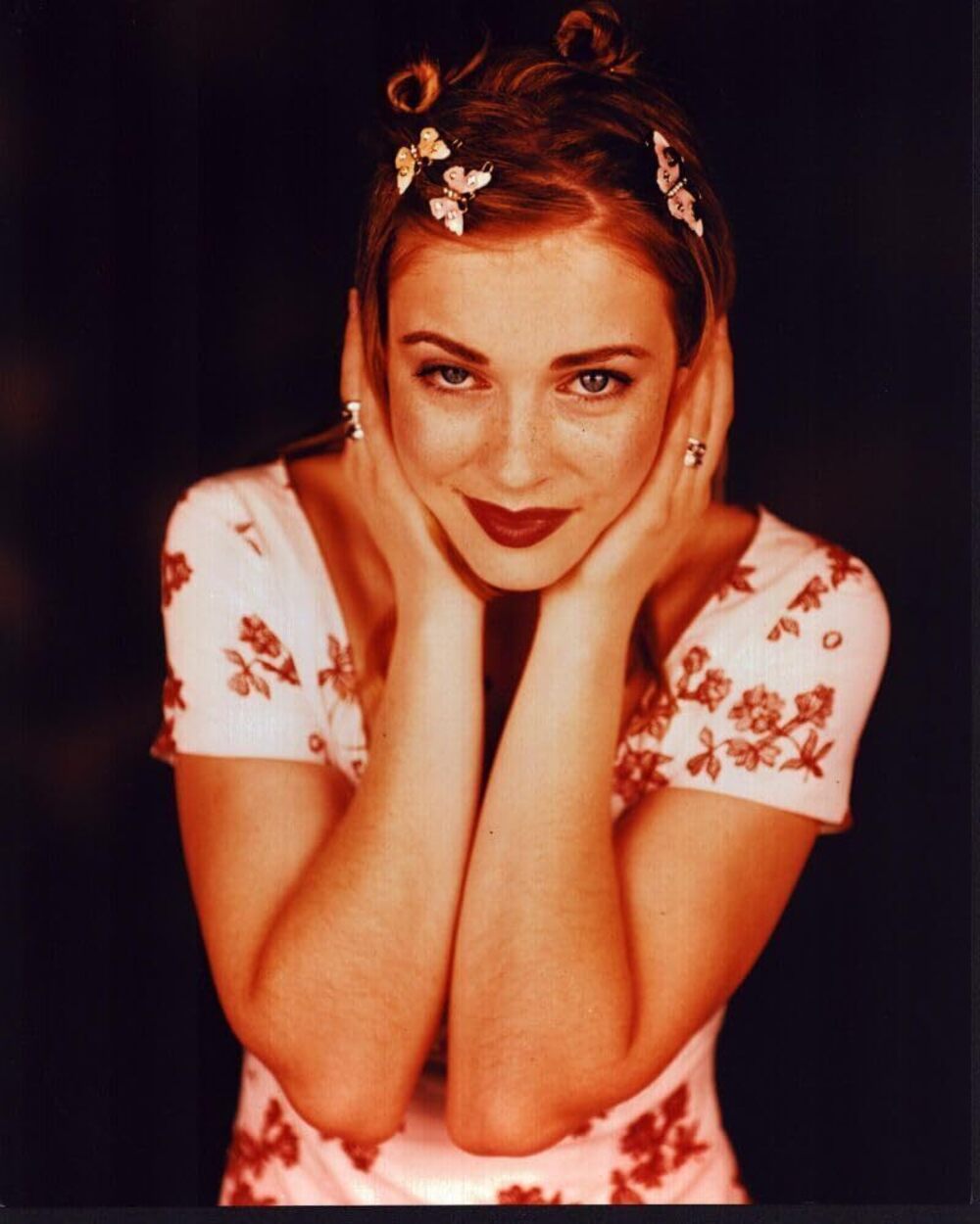 3715 Melissa Joan Hart In Pink Floral Shirt And Butterfly Hair Clips Photo